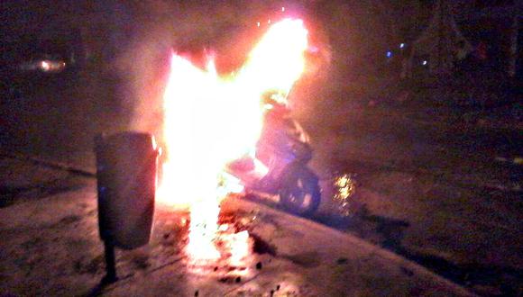Trujillo: Motocicleta se incendia y queda reducida a chatarra (VIDEO)