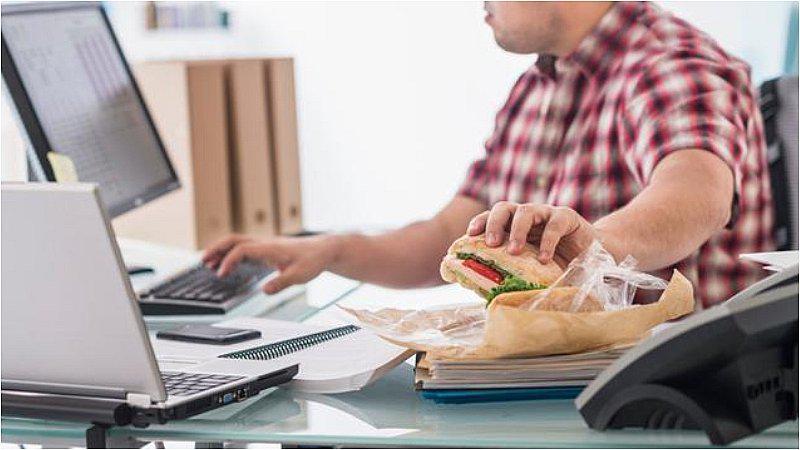 Esta es la razón por la que no debes de comer en tu escritorio de trabajo, según estudios 