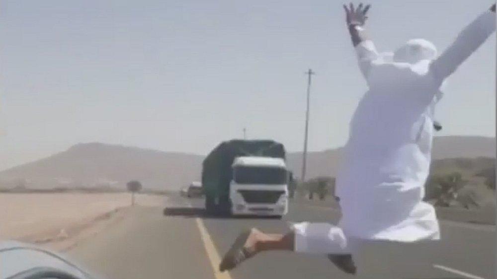 Joven árabe se lanza intempestivamente sobre un camión (VIDEO)