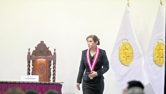 Fiscal de la Nación Patricia Benavides entregará un informe detallado en reunión con el Grupo de Alto Nivel de la OEA este lunes 21 de noviembre. 

Ceremonia de juramentación de Liz Patricia Benavides Vargas como Fiscal de la Nación en la sede central de la Fiscalía.

Fotos: Renzo Salazar