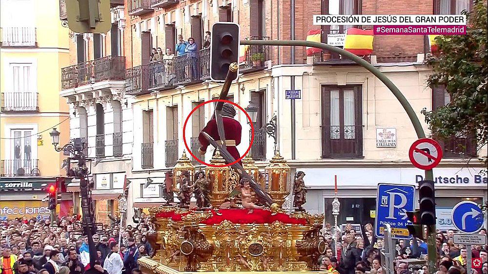 YouTube: Estatua de Jesús se rompe al chocar con semáforo durante procesión por Semana Santa (VIDEO)