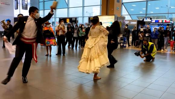 La presentación de danzas, como la marinera o el huaylas, es una tradición con la que el principal terminal aéreo del país celebra las Fiestas Patrias. (Foto: Captura de video de LAP)