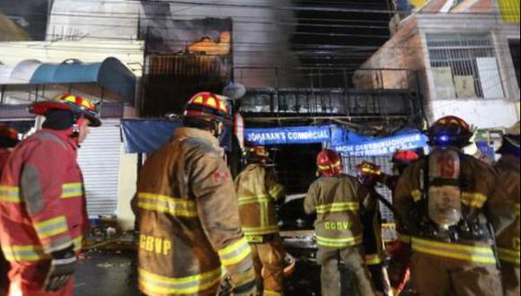 80 miembros de las compañías de bomberos laboraron para pagar el incendio y ayer volvieron ante reactivación del fuego. (Foto: GEC)