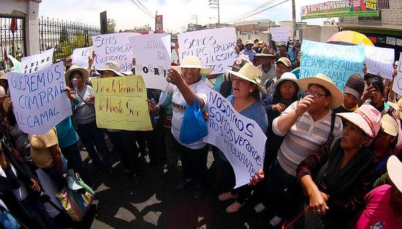Vendedores ambulantes que ocupaban calles de Río Seco protestaron frente al municipio provincial de Arequipa