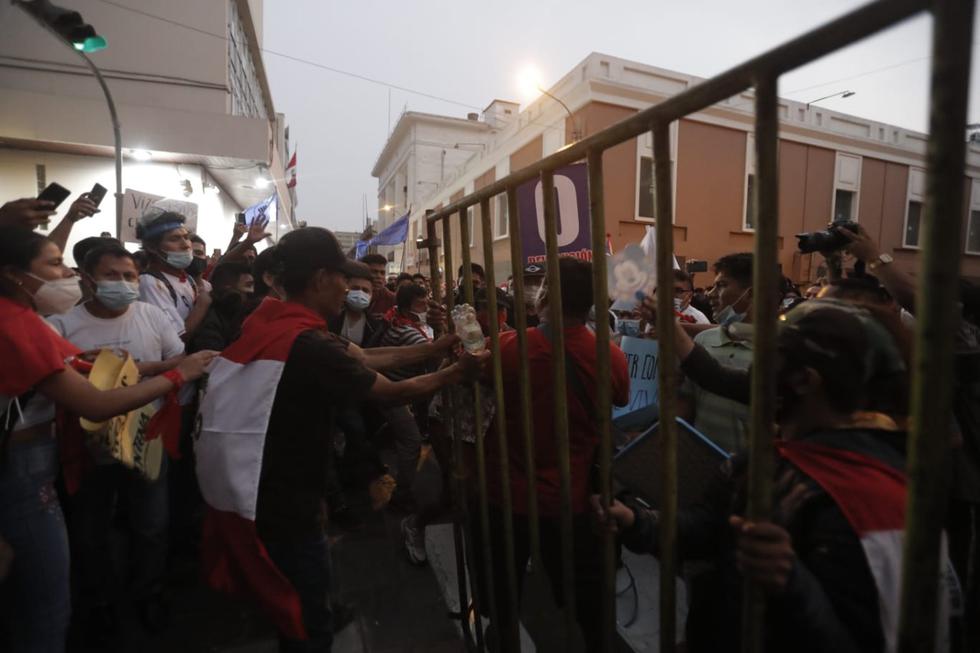 Un gran grupo de personas llegó esta tarde a la Plaza San Martín, ubicada en el Centro de Lima, para manifestarse en contra de la cuarentena total, medida que regirá desde este 31 de enero hasta el 14 de febrero, con el objetivo de mitigar los efectos del COVID-19. Foto: Renzo Salazar / @photo.gec