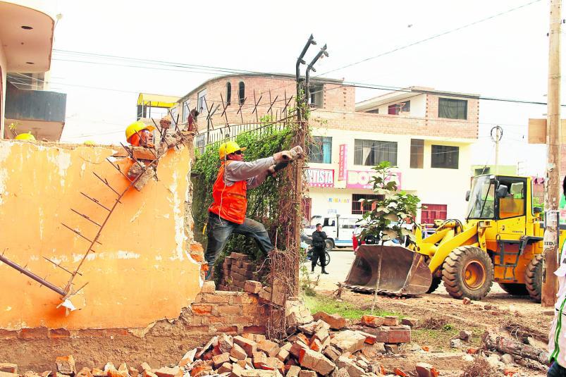 Amarilis: tractores demuelen carpas y jardines  de vías públicas 
