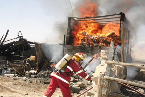 Tacna: Incendio destruye almacén de productos de limpieza