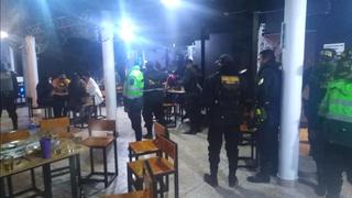 Local operaba bajo fachada de pollería y encuentran a 20 personas bebiendo alcohol en Piura
