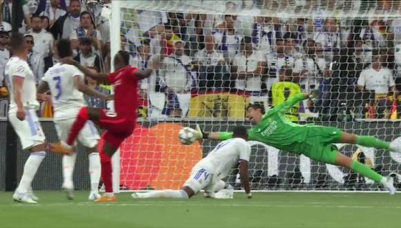 Courtois bloquea remate de Mané en el Real Madrid vs. Liverpool. (Foto: ESPN)