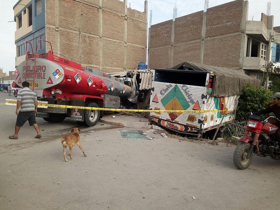Una cisterna y un camión se empotran en una vivienda (FOTOS)
