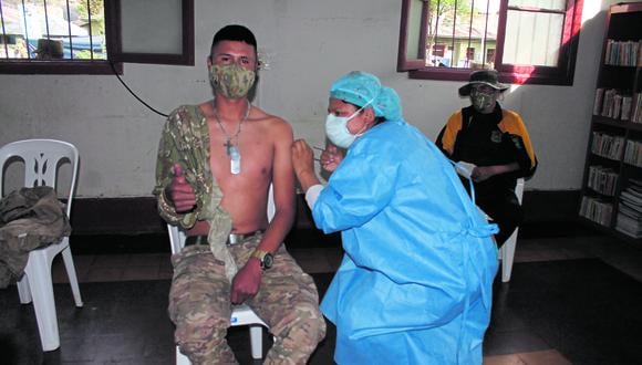 Vacunan a soldados de Junín y Huancavelica