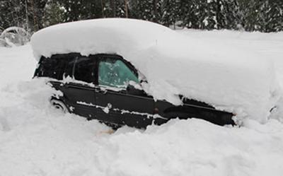 Suecia: Sobrevive dos meses en el auto, rodeado de nieve y sin comida