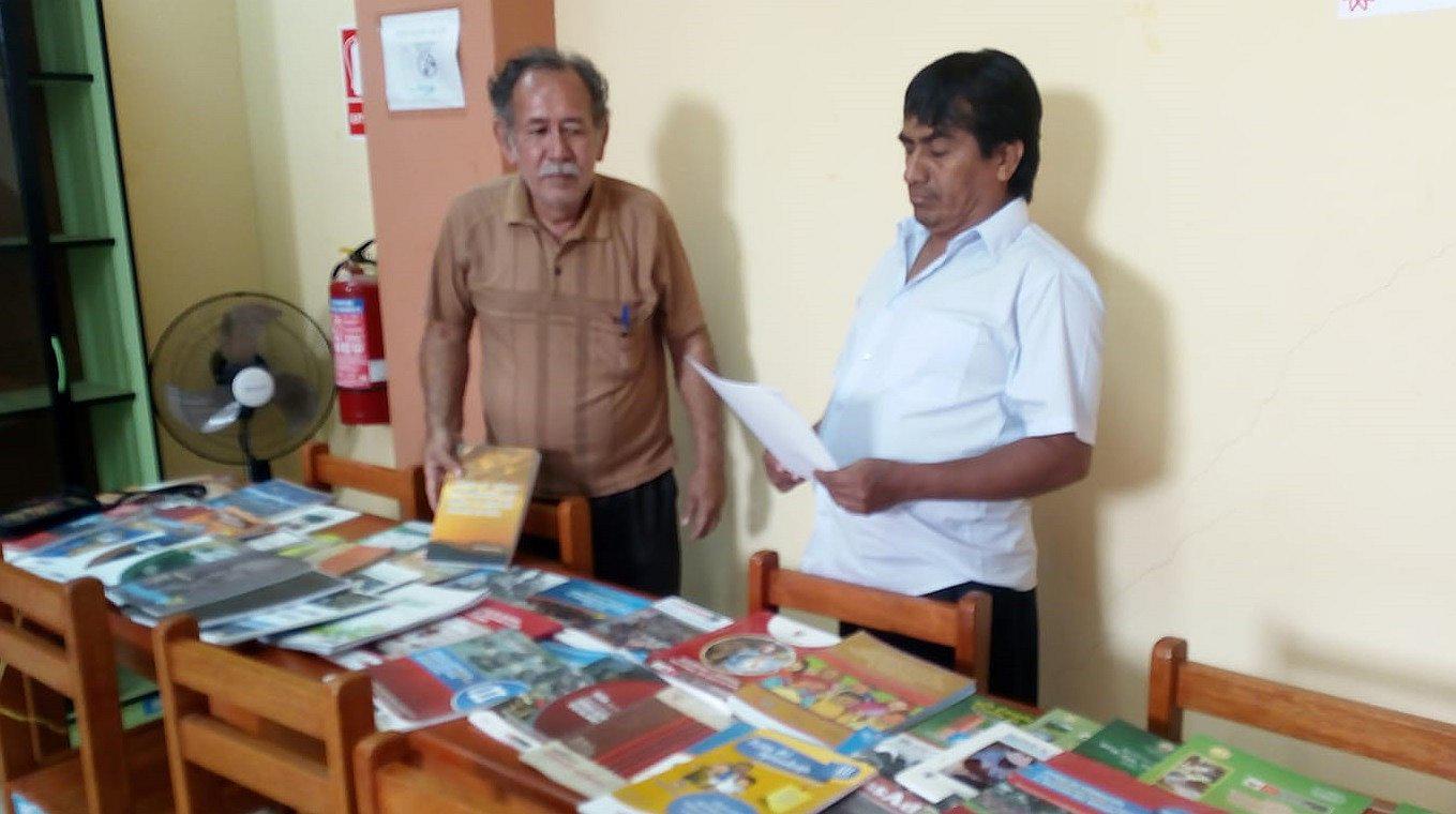 Donan libros para la biblioteca de la Universidad Nacional de Tumbes 