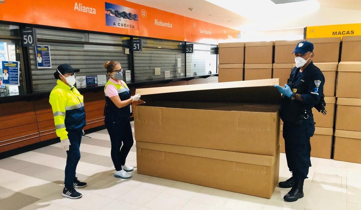 El Municipio de Guayaquil, la más castigada de Ecuador por el coronavirus, ha donado 1,500 cajones de cartón compactado para paliar la escasez de ataúdes en la ciudad. (Foto: EFE/Alcaldía de Guayaquil)