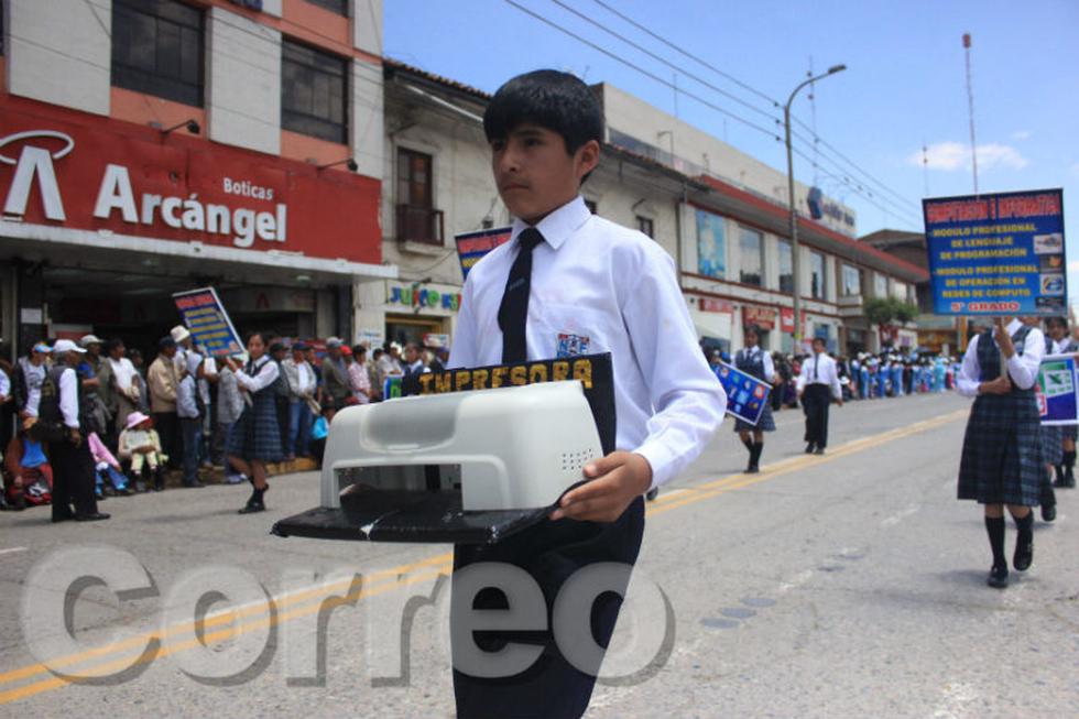 Colorido desfile engalana calles de Huancayo (FOTOS) 