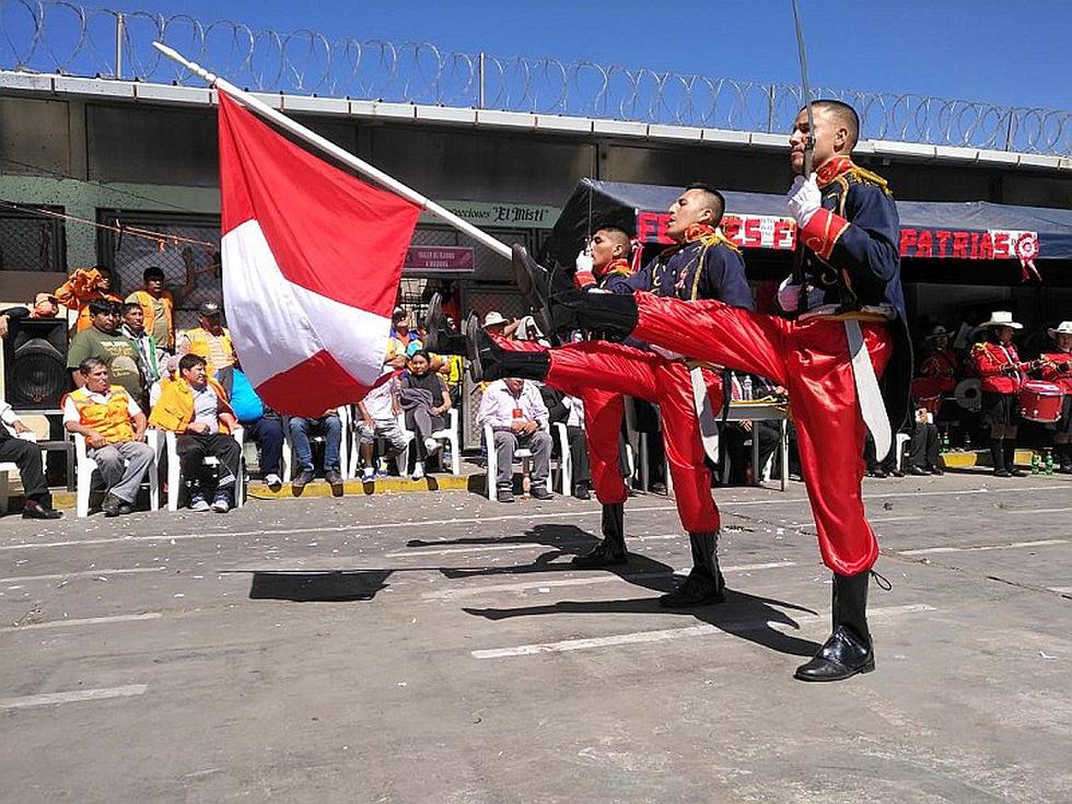 300 internos del Penal de Socabaya protagonizaron desfile patriótico con trajes reciclados [FOTOS]