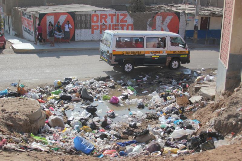Colegio funciona en medio de un muladar 