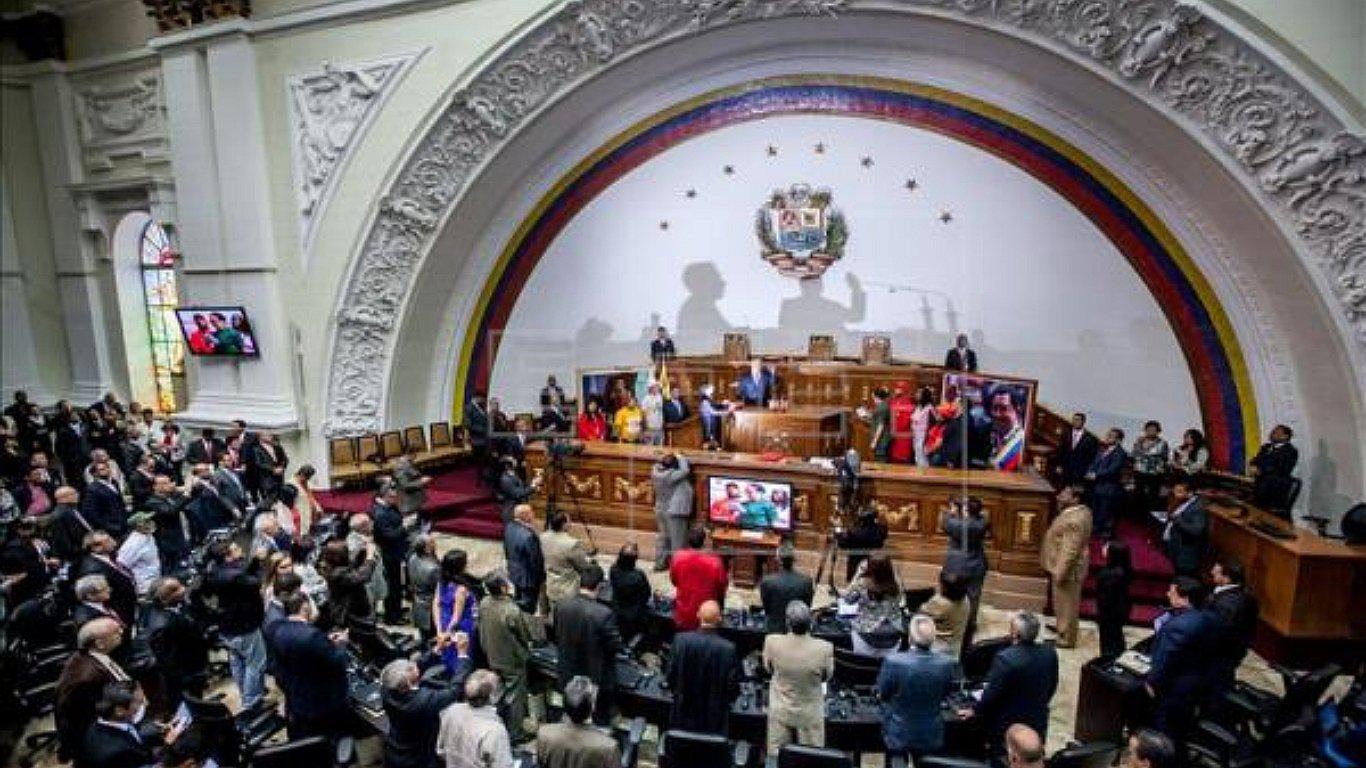 Chavistas armados irrumpen en Asamblea Nacional de Venezuela