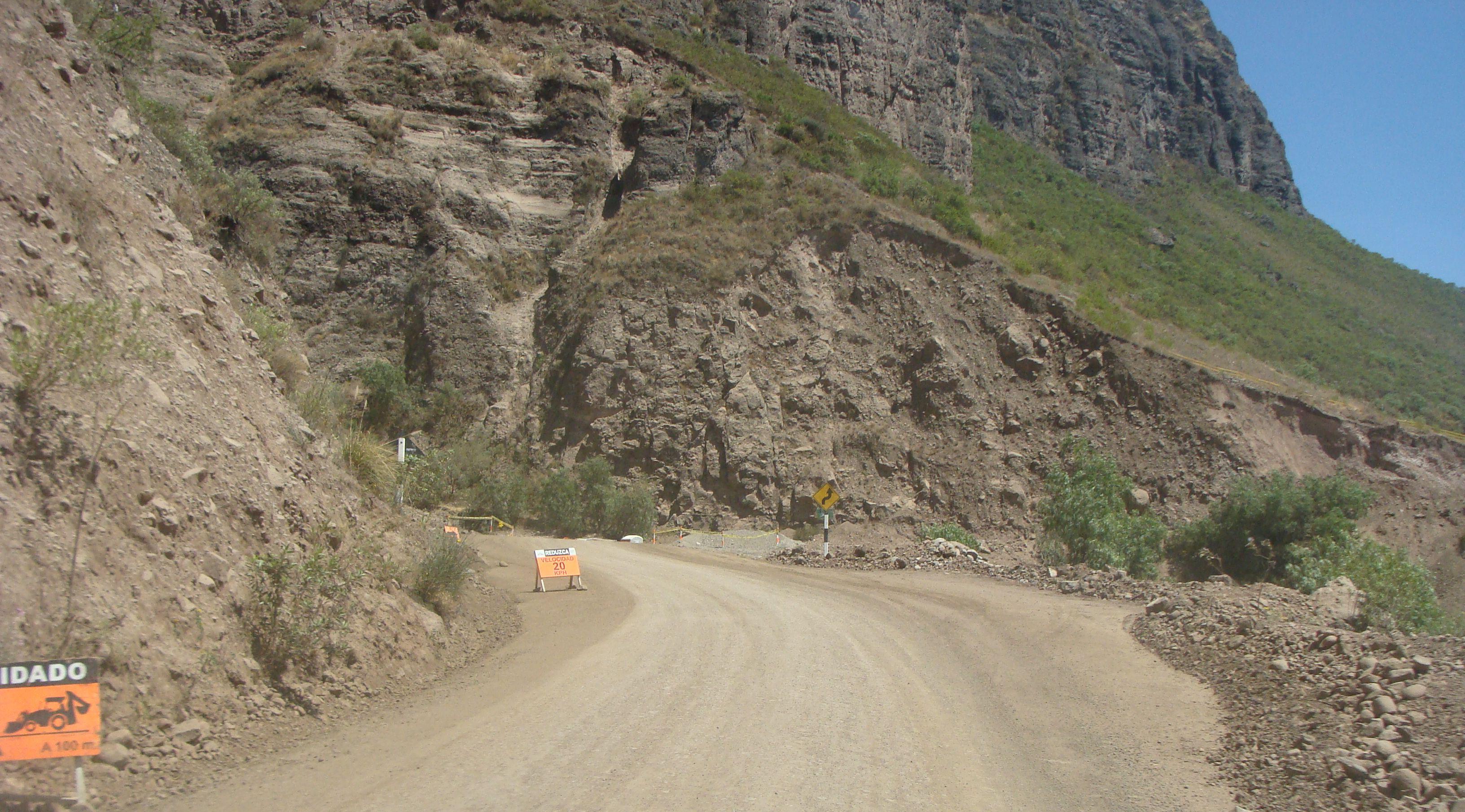 Cusco: Paralizan asfaltado de la carretera a Paucartambo por festividad de la Virgen del Carmen