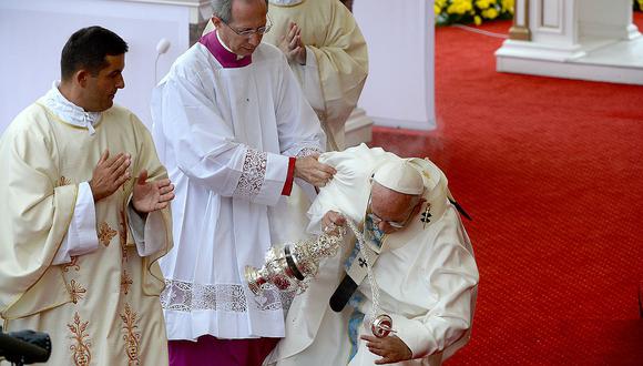 Papa Francisco sufre caída durante misa en santuario de Polonia (VIDEO)