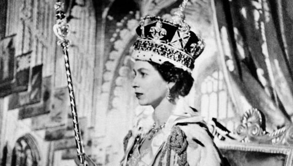 La reina Isabel II posa el día de su coronación, el 2 de junio de 1953 en Londres. (Foto: AFP)