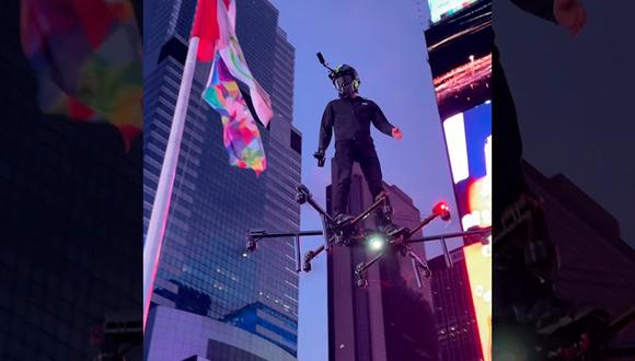 Un hombre sorprendió a los transeúntes del Times Square de Nueva York al volar sobre un don gigante (Foto: Hunter Kowald)