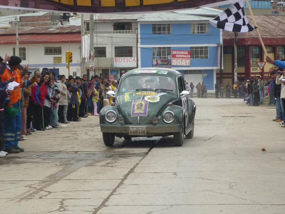 Población se congrega a ver carrera de "sapitos" 