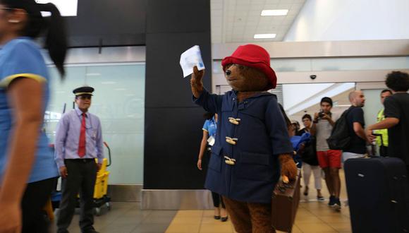 Llega a Lima el Oso Paddington y fans lo reciben en el aeropuerto (FOTOS)