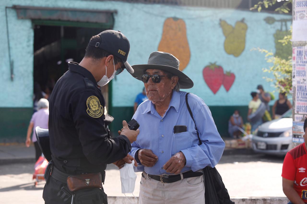 Policía protege del coronavirus a adulto mayor colocándole mascarilla. (Fotos: Diana Marcelo/GEC)