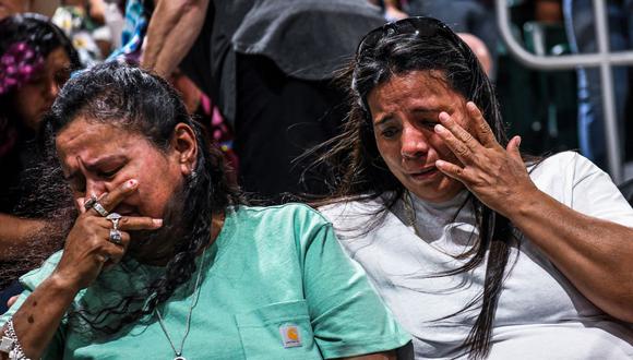 La gente llora mientras asiste a la vigilia por las víctimas del tiroteo masivo en la Escuela Primaria Robb en Uvalde, Texas, el 25 de mayo de 2022. (CHANDAN KHANNA / AFP).