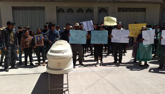 Juliaca: protestan cargando féretro de joven en puerta del consultorio clandestino