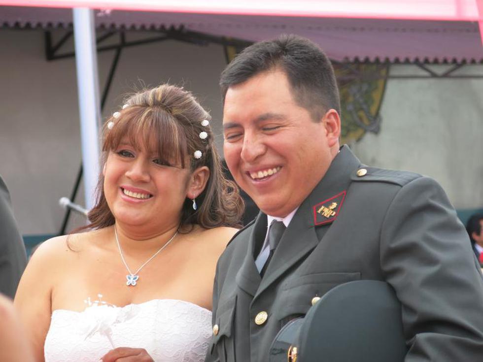 Se juran amor eterno en matrimonio masivo policial (VIDEO)