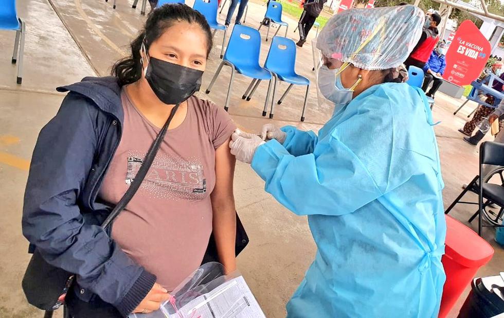Esta mañana, el Ministerio de Salud (Minsa) inició la jornada de vacunación contra el coronavirus (COVID-19) a mujeres embarazadas, mayores de 18 años y con 28 semanas de gestación (siete meses), en diferentes puntos de Lima y Callao. (Foto: Minsa)