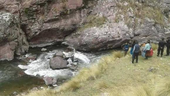 Vehículo cae al río Macusani y deja tres muertos en Puno