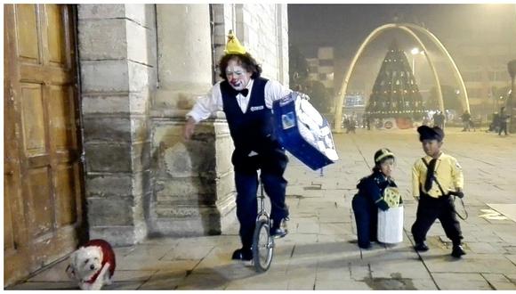 Año Nuevo: Payaso "Chupetín" realiza curiosa cábala frente a Catedral de Huancayo (VIDEO)