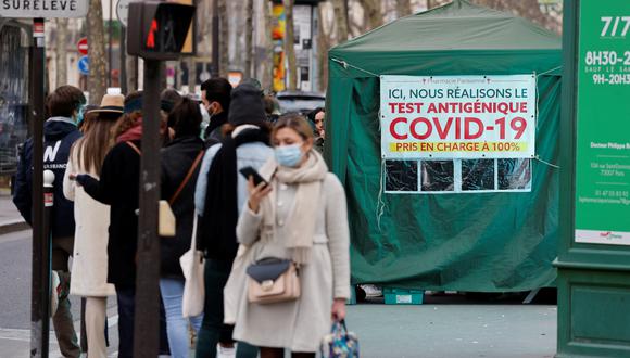 Miembros del público hacen cola frente a una farmacia para recibir pruebas de antígeno de COVID-19 en París el 6 de enero de 2022. (Foto de Ludovic MARIN / AFP)