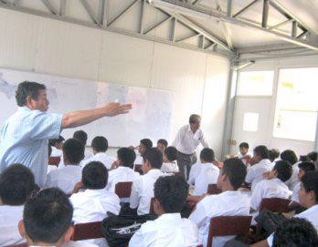 Alumnos hacinados por falta de aulas