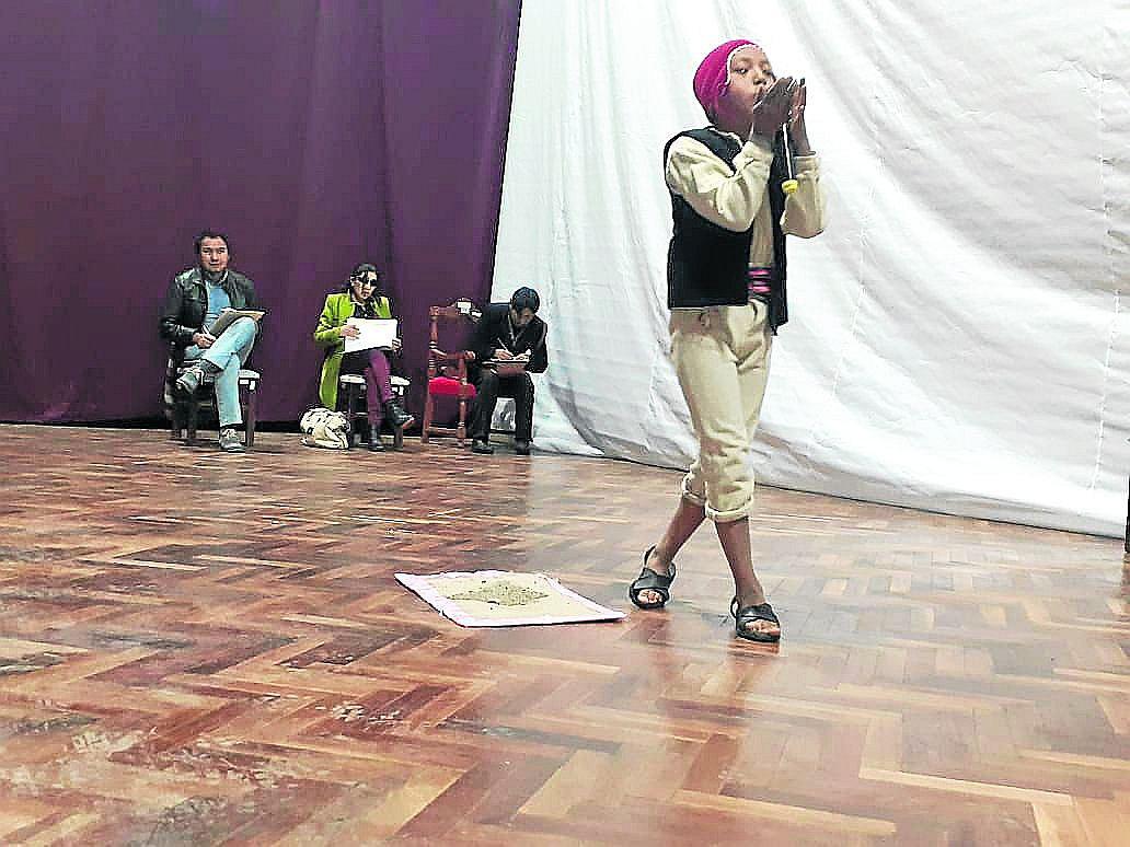 Escolares declaman en honor a ciudad de Azángaro