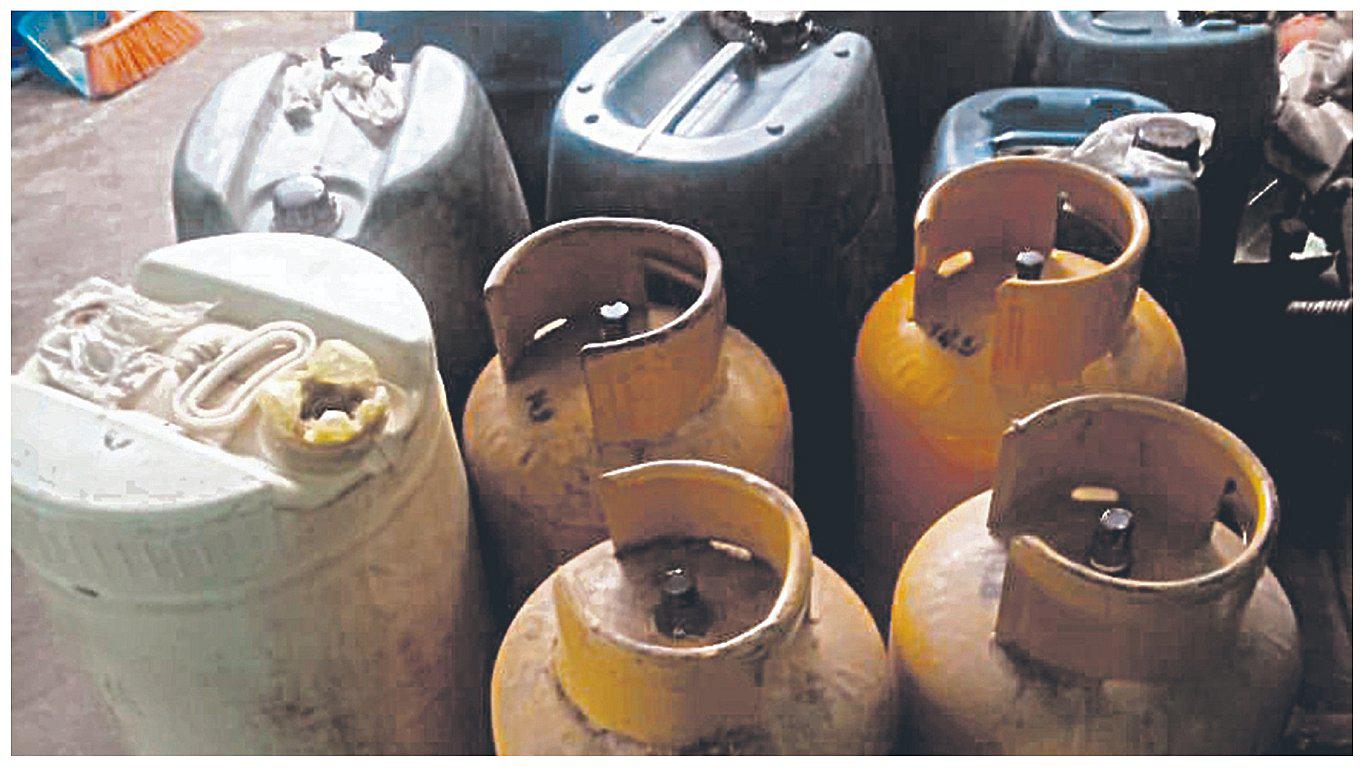 Incautan más de 100 galones de combustible entre gasolina y petróleo