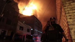 SJL: familias damnificadas y más de 20 viviendas afectadas tras incendio en fábrica clandestina de insumos químicos