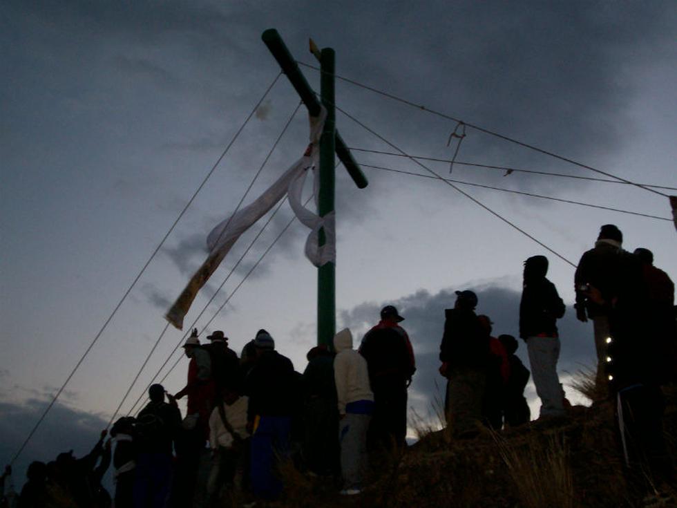 Población realiza tradicional Bajada de Cruces (FOTOS)