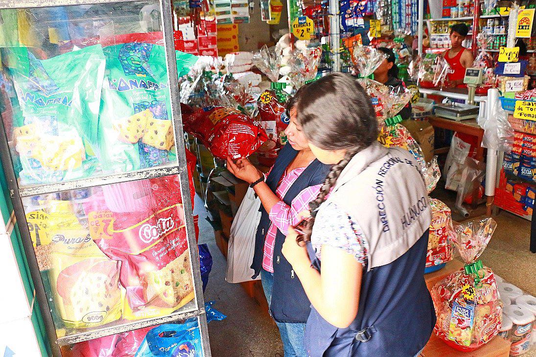 Realizan operativos a la venta de panetones, chocolates y otros productos navideños