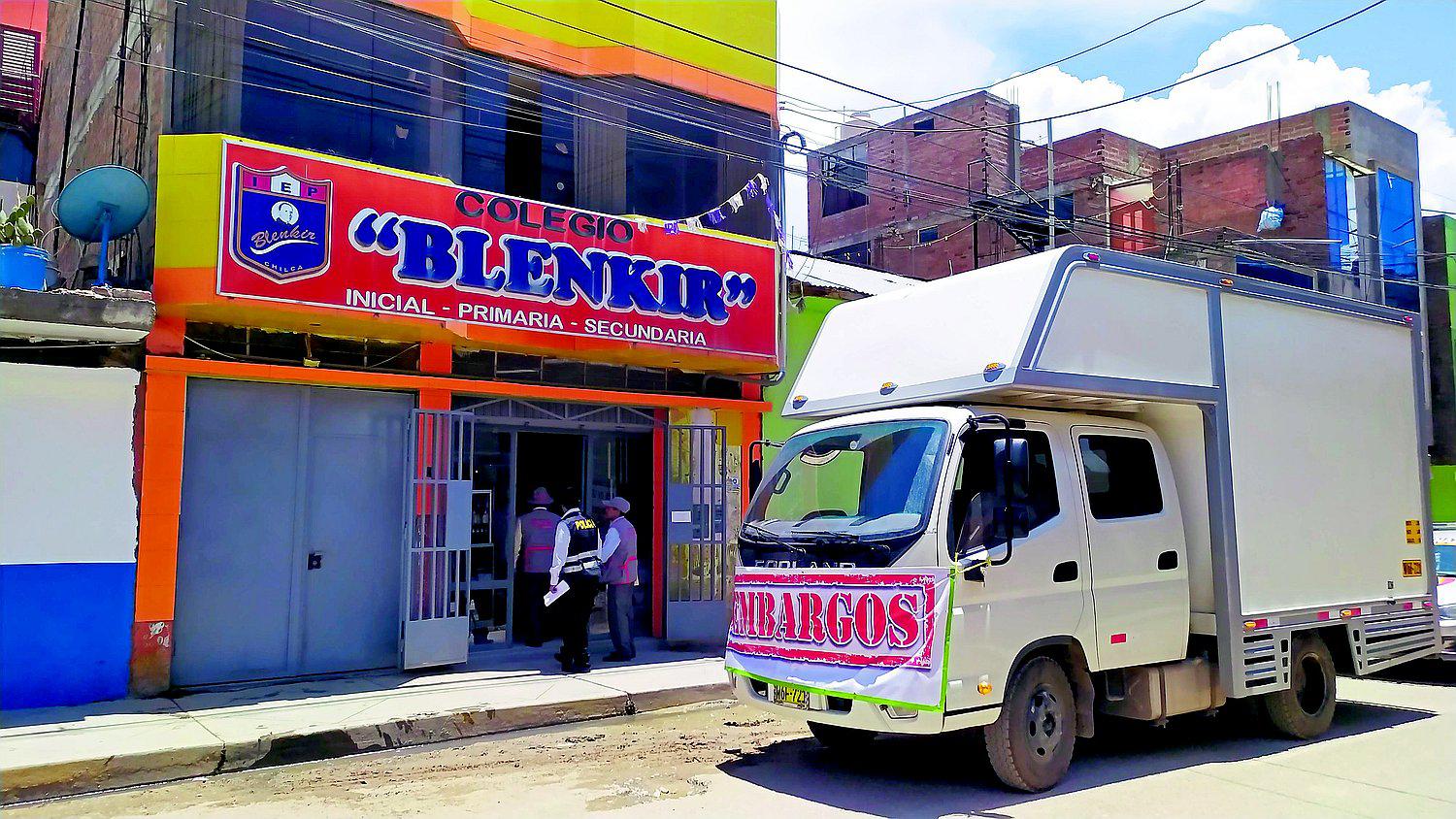 Al ver vehículo de  embargo, chilquenses corren a pagar deudas