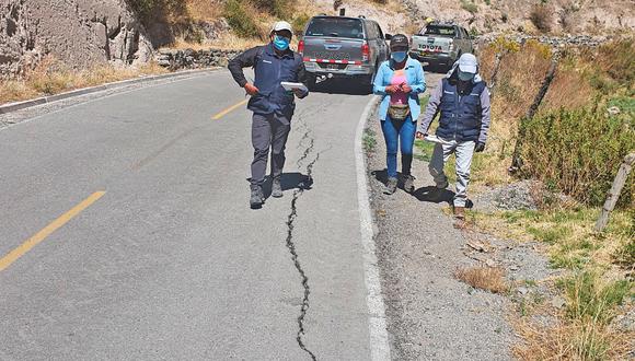 Inestabilidad de suelo y las filtraciones de aguan provocan grietas en carretera de Canocota| Foto: Ingemmet