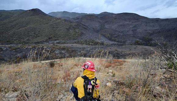 El capitán de bomberos James Shelton vigila el incendio de Fairview desde un mirador en la cima de una colina dentro del Bosque Nacional de San Bernardino cerca de Hemet, California, el 9 de septiembre de 2022. (Foto de Frederic J. BROWN / AFP)