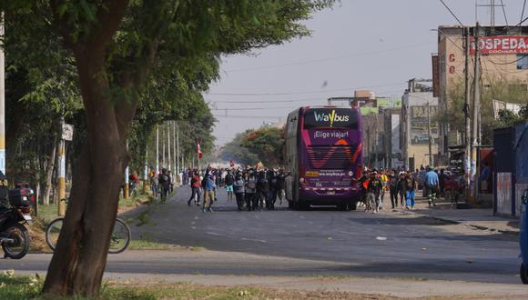 Panamericana Sur en Ica sigue bloqueada en segundo día de protestas.