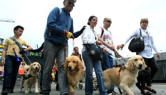 Invidentes protestan en Bogotá por muerte de ciego en sistema de transporte
