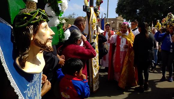 Cruces fueron bendecidas afuera de la catedral por el obispo Marco Cortés Lara. (Foto: Adrian Apaza)