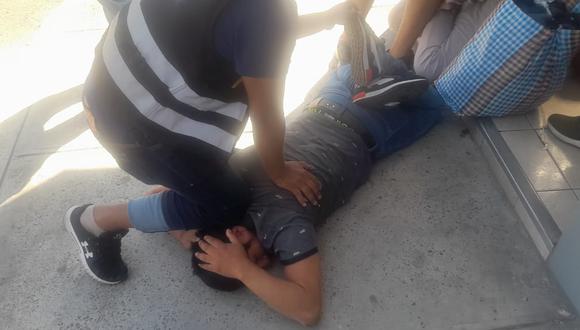 Presuntos narcotraficantes fueron intervenidos en la puerta de hostal Aldos en la avenida Grau, Tacna. (Foto: Difusión)