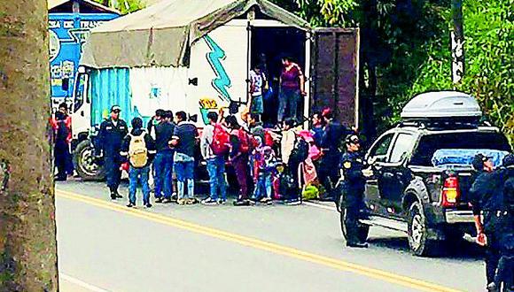 Detienen a tres por trasladar a 13 pasajeros en tolva de camión de Lima a Huancayo